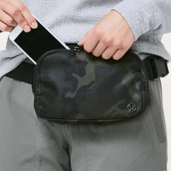 Lululemon Everywhere Belt Bag *1L Camo Green - Picture 3 of 7